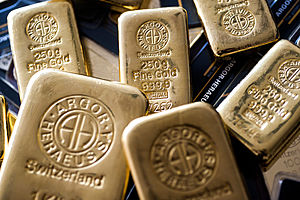 Gold Rises as U.S. Treasury Yields, Dollar Pause