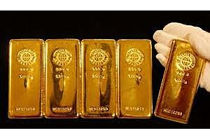 Gold Rises as Omicron Fears Offset Strength in Dollar
